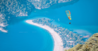 Paragliding deasupra plajei Oludeniz, Turcia (c) shutterstock
