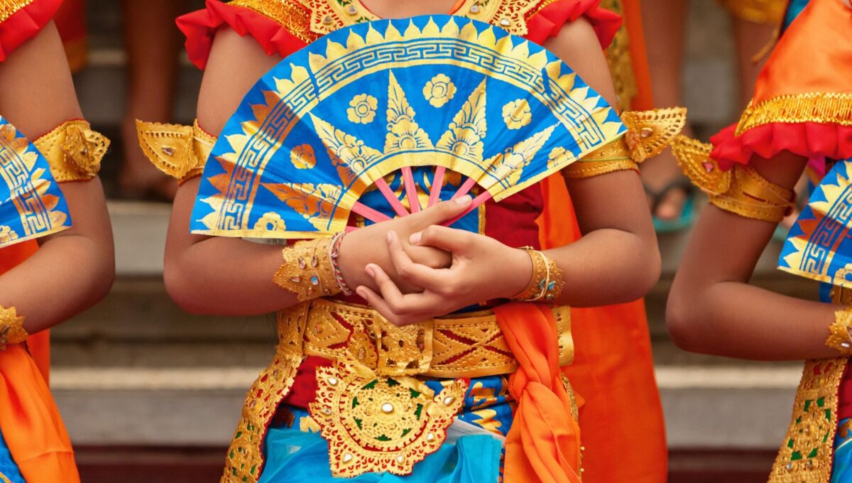 Grupa pięknych balijskich tancerki w tradycyjnych strojach Sarong z fanami w rękach taniec Legong, Bali, Indonezja ©Shutterstock