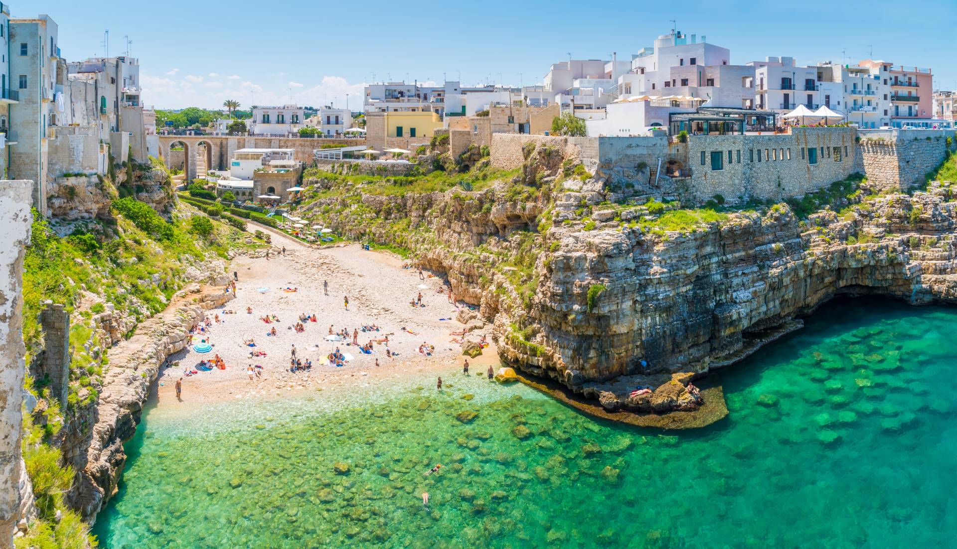Malowniczy widok w Polignano a Mare, prowincja Bari, Apulia, południowe Włochy © Shutterstock
