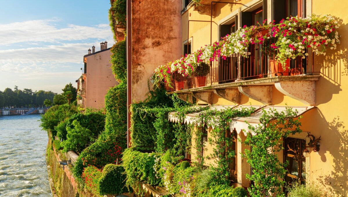 Nabrzeżu rzeki Adygi w Weronie, Włochy © Shutterstock