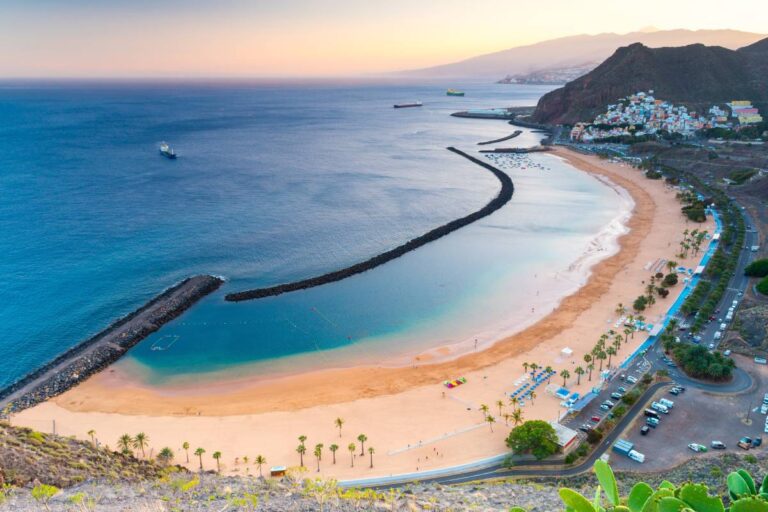 Widok na plażę Playa de Las Teresitas, Teneryfa © Shutterstock