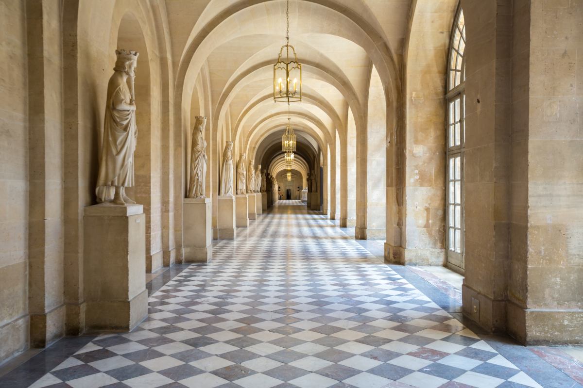 Jeden z wielu pałacowych korytarzy © Shutterstock