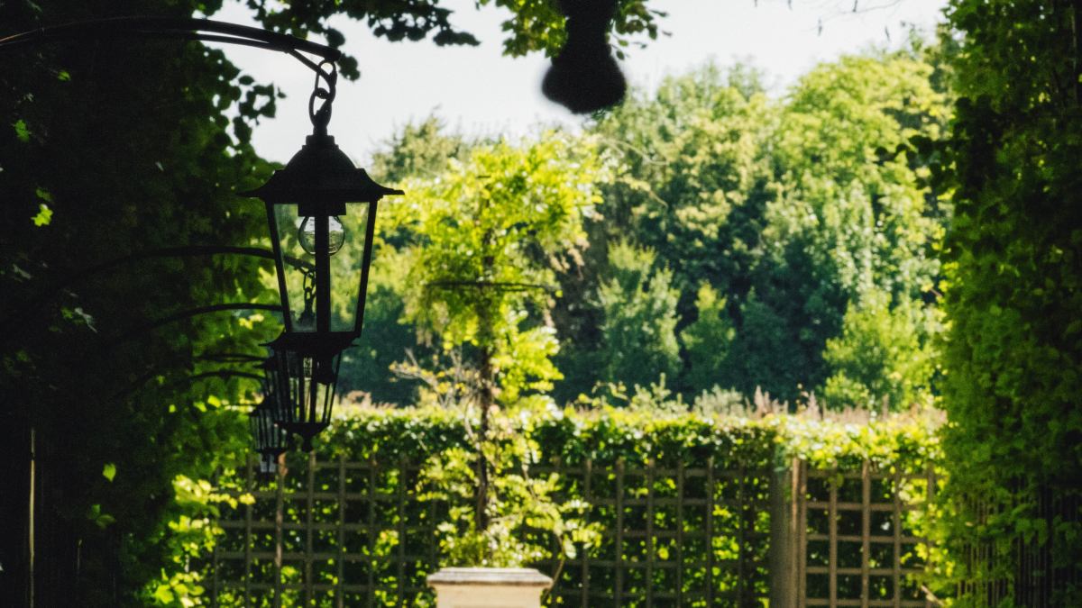 Zieleń ogrodów wersalskich pozwala chwilę odpocząć © Shutterstock